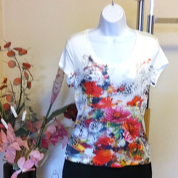 NWOT NESS Women's Floral Graphic Tee Shirts Crew Neck Trendy Top M 8 10 - Picture 2 of 8